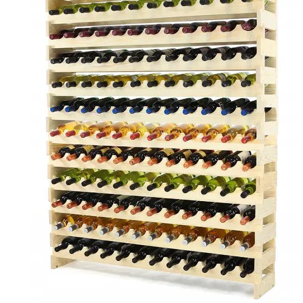 Modulær alkoholholder og vinhylle i lyst tre, skråvisning med 144 flasker i ulike farger.