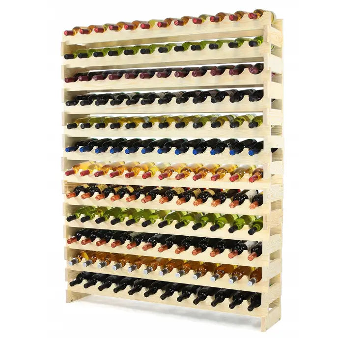 Alkoholholder skap vinhylle i lyst tre, skråvisning med 144 vinflasker i flere farger liggende horisontalt.