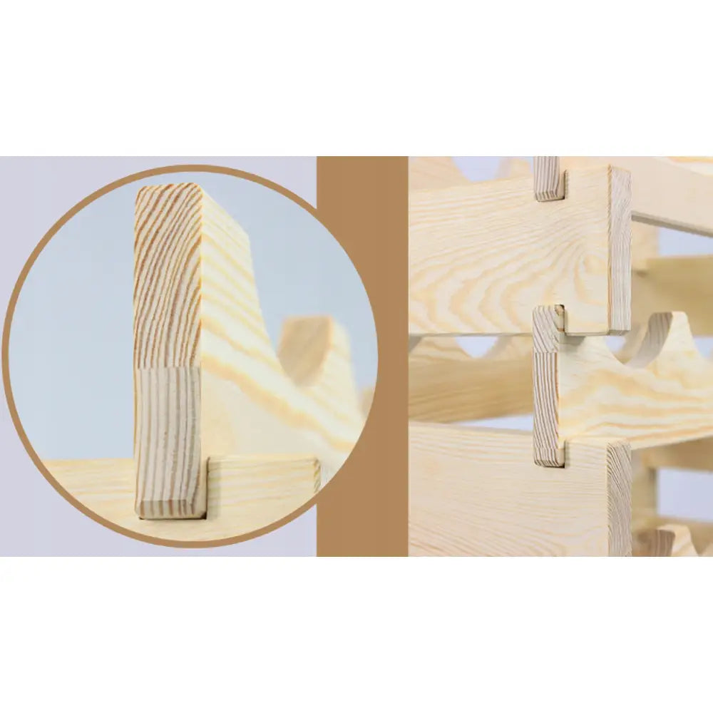 Alkoholholder skap vinhylle, nærbilde av lyst treverk med solide sammenføyninger og struktur i materialet.