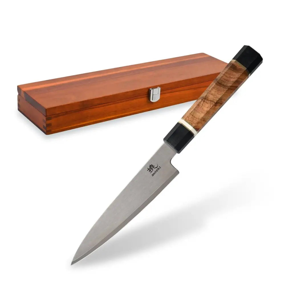 Allsidig kniv Shiori Nubari Murō med slipt ZDP-189 stålblad, treskaft og eksklusiv trekasse med metallås bak.