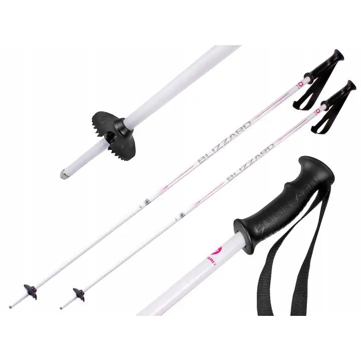 Hvite aluminiumsskistaver med sorte ergonomiske håndtak, håndstropp og store trinser, nærbilde av grepet.