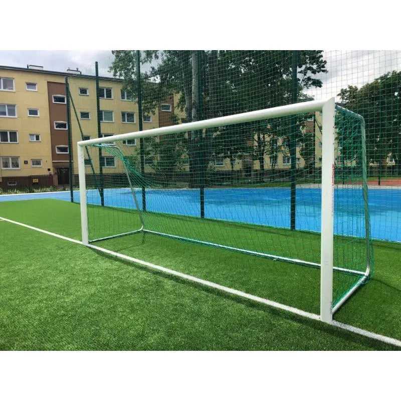 Aluminium fotballmål 5 x 2 m med grønt nett, skråvisning på kunstgressbane foran blokkleiligheter.