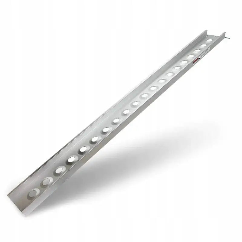 Aluminium kjørerampe med antiskli, skrå sidevisning som fremhever runde hull for ekstra grep.