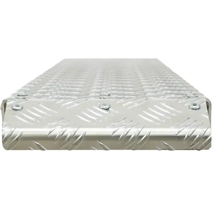 Aluminium rampe UNI L1250, frontbilde som viser riflet trinn, skruer og tydelig sklisikringsmønster.