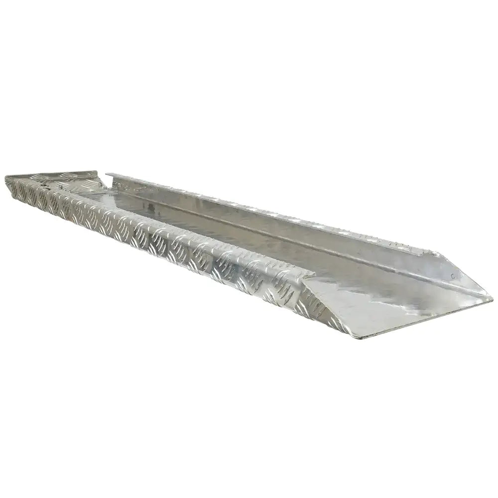 Aluminium rampe UNI L1250, skråvisning som fremhever mønstret overflate med opphøyde felter for sikkert fotfeste.