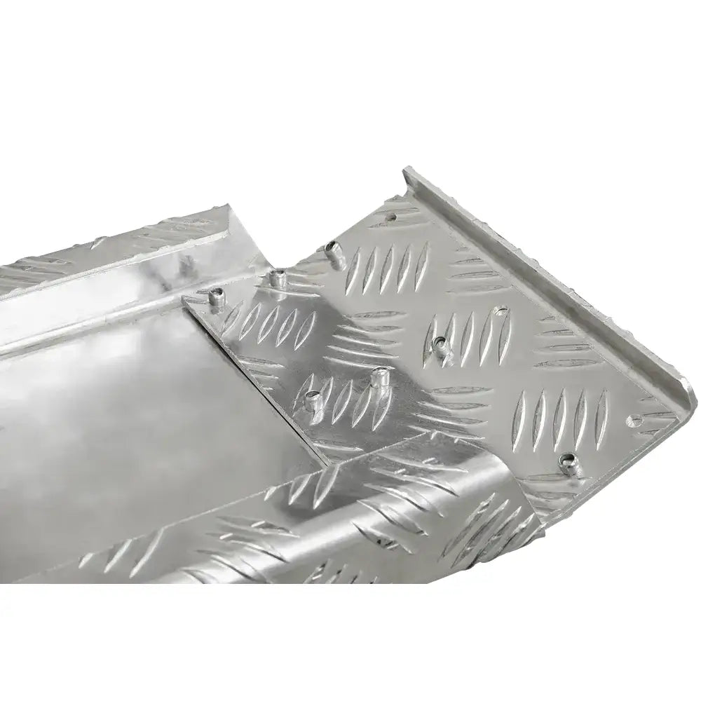 Aluminium rampe, nærbilde av hjørnet med riflet overflate, synlige skruer og solide sammenføyninger.