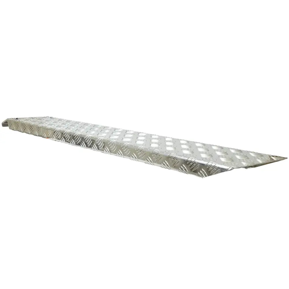 Aluminium rampe med riflet overflate, hull for grep og avsmalet ende, sett fra siden.