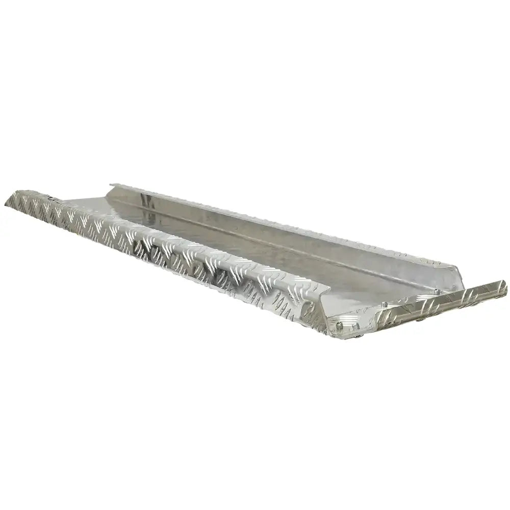 Aluminium rampe UNI L1250, skråvisning som fremhever riflet overflate, forhøyede sidekanter og grep-mønster.