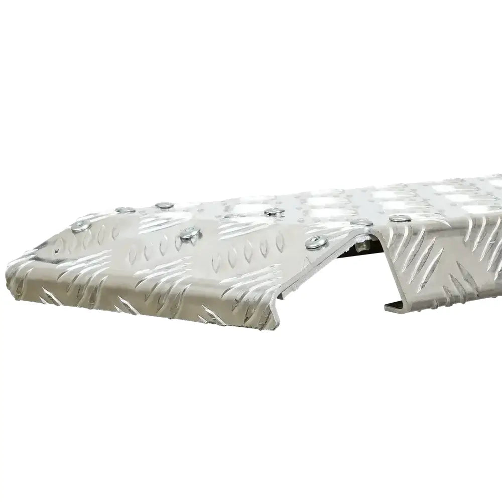 Aluminium rampe UNI L1250, sidevisning av riflet metallplate med buet form og synlige bolter på hvit bakgrunn.