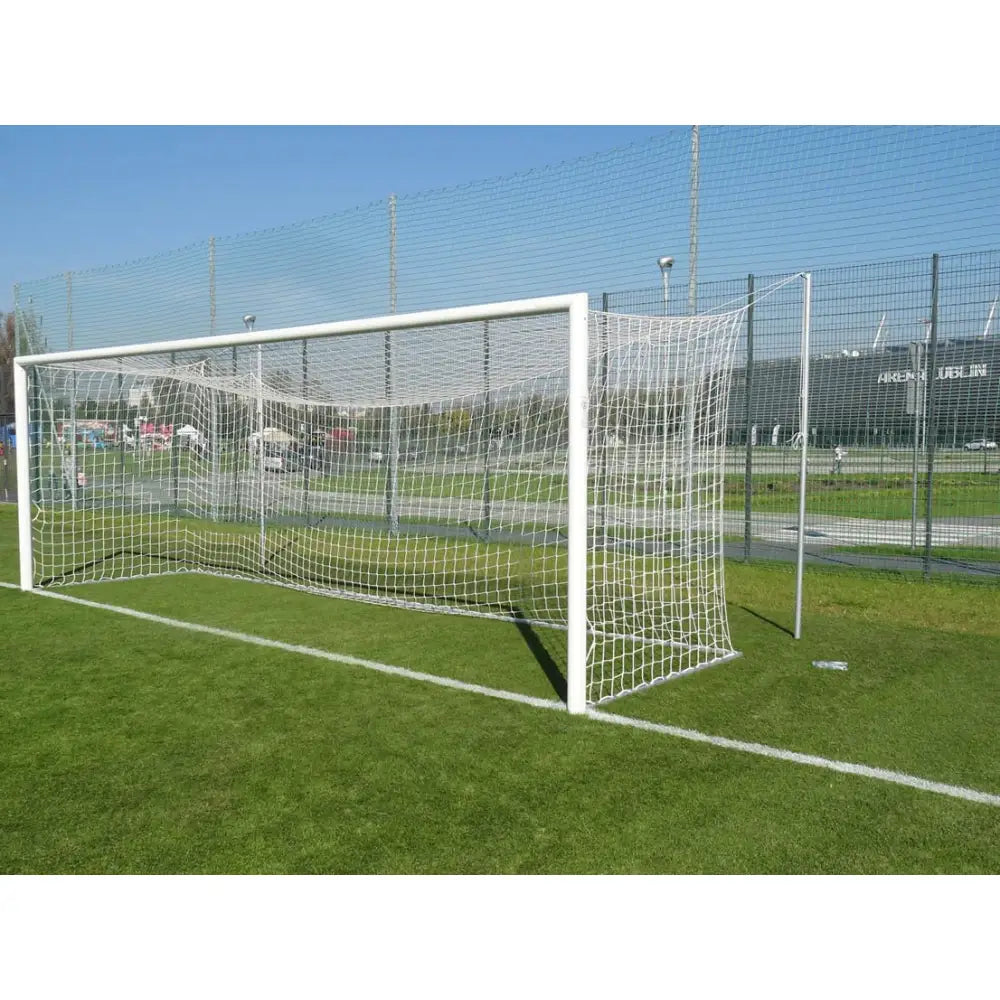 Aluminium senior fotballmål 7,32 x 2,44 m med hvitt nett, skrå vinkel på gressbane ved stadion.