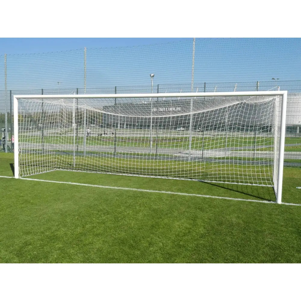 Aluminium fotballmål 7,32 x 2,44 m, frontvisning av hvit ramme og tett nett på gressbane.