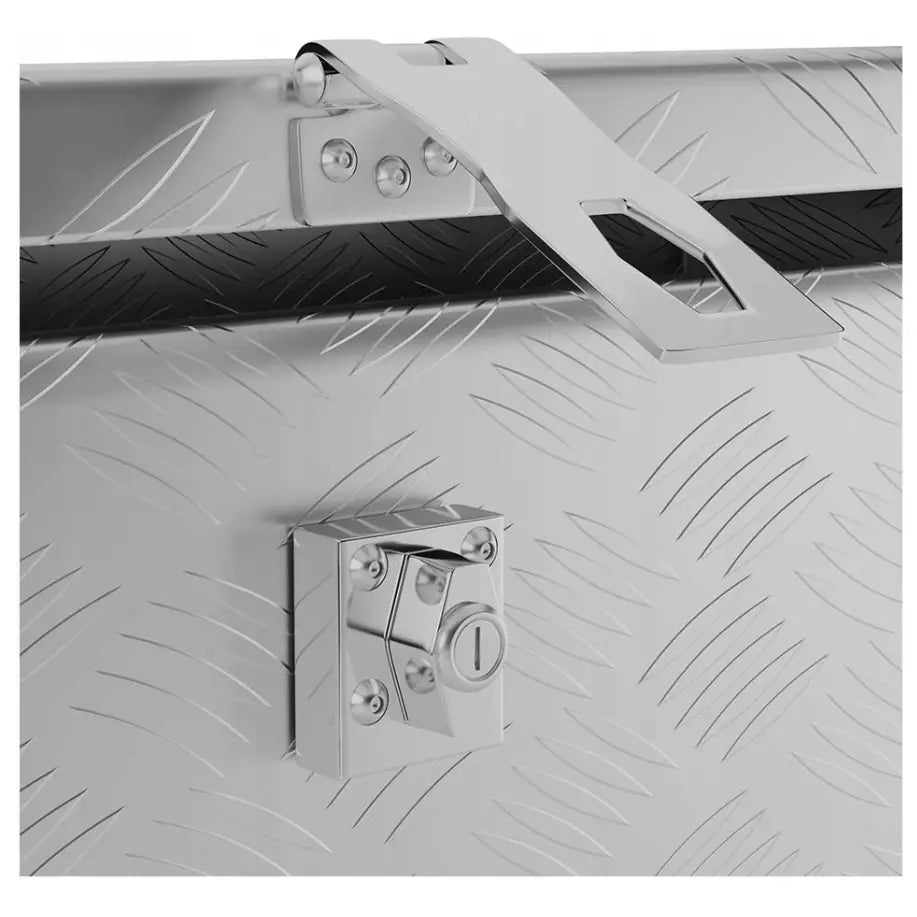 Aluminium transportverktøykasse, nærbilde av låsesystem og hengsle på diamantmønstret overflate fra skrå vinkel.