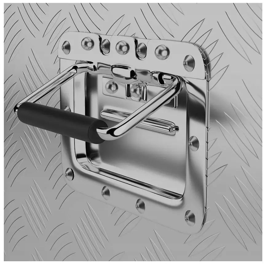 Aluminium transportverktøykasse, nærbilde av metallhåndtak med sort grep på riflet overflate, skrå vinkel.