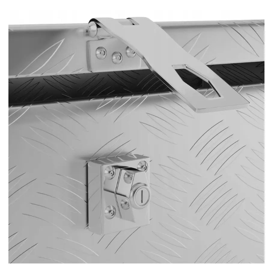 Aluminium transportverktøykasse, detaljert nærbilde av låsebeslag og nøkkellås på mønstret metalloverflate.