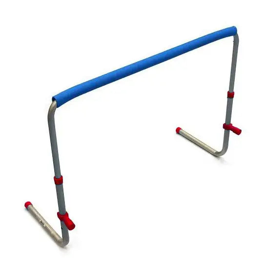 Aluminiumsbarriere med blå toppstang og røde detaljer, justerbar høyde, sett skrått ovenfra mot hvit bakgrunn.