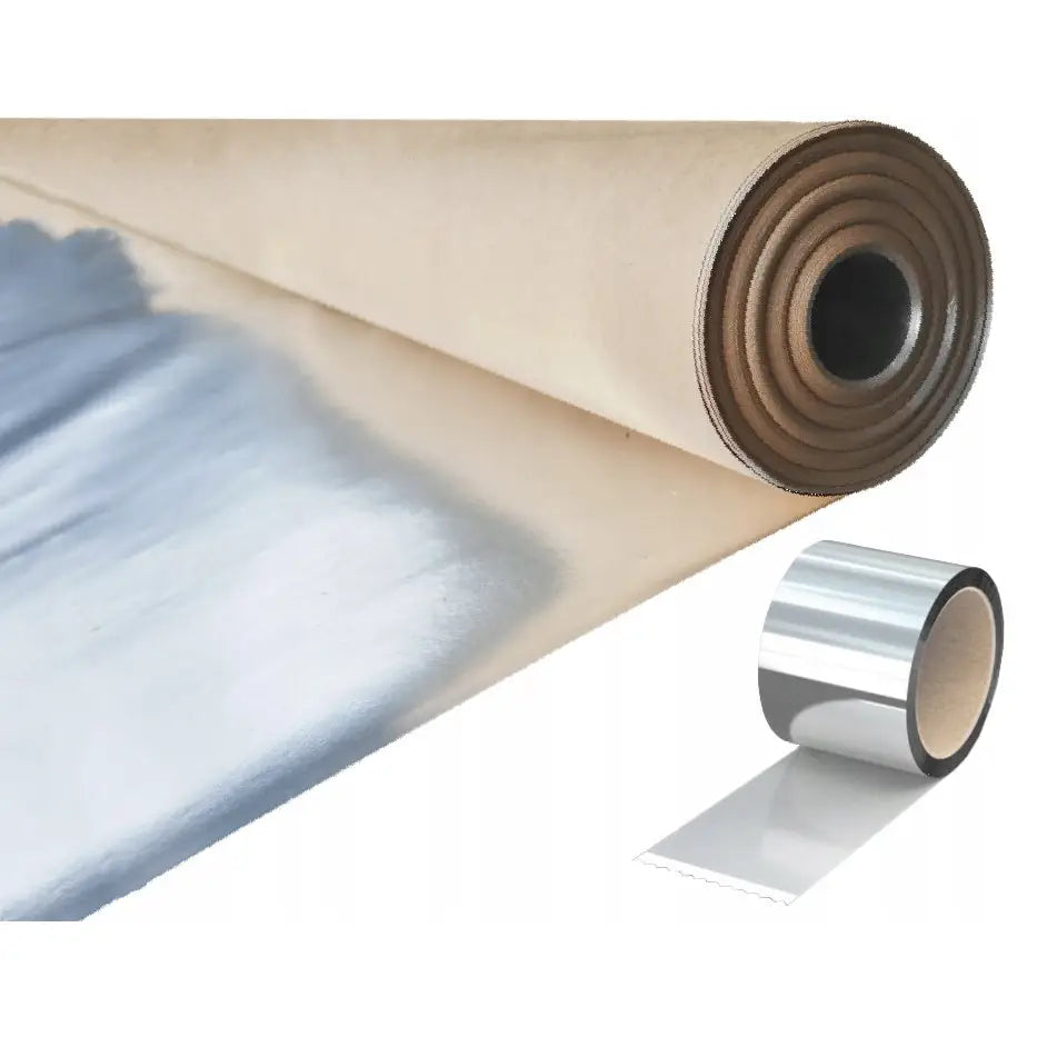 Aluminiumsfolie for sauna, stor rull med reflekterende overflate og medfølgende isoleringstape sett skrått.