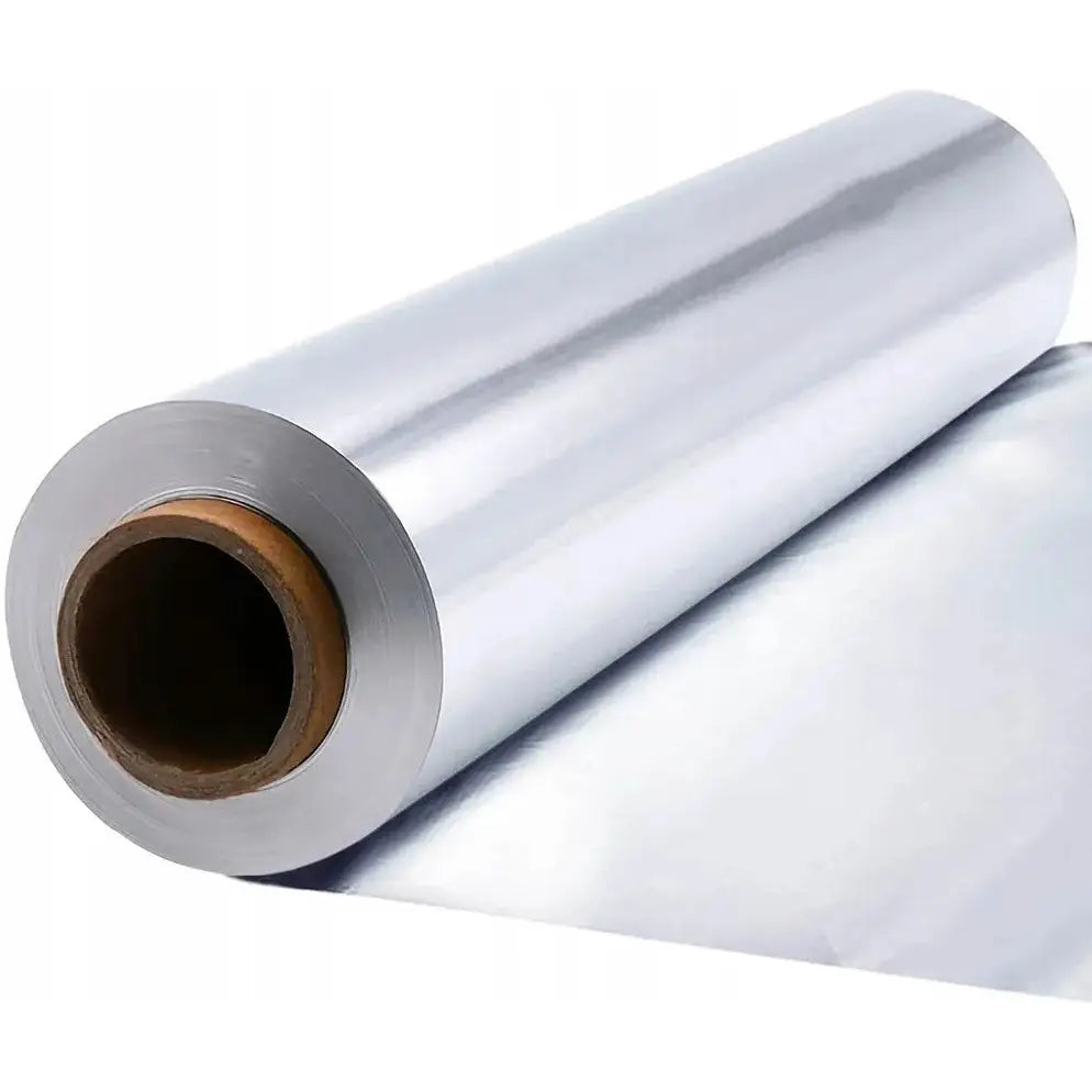 Aluminiumsfolie på stor rull, blank sølvfarget overflate delvis utrullet i skrå vinkel.