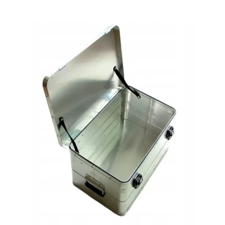 Aluminiumskasse med lokket åpent, sett skrått ovenfra, sorte håndtak og to låser synlige, stropper holder lokket.