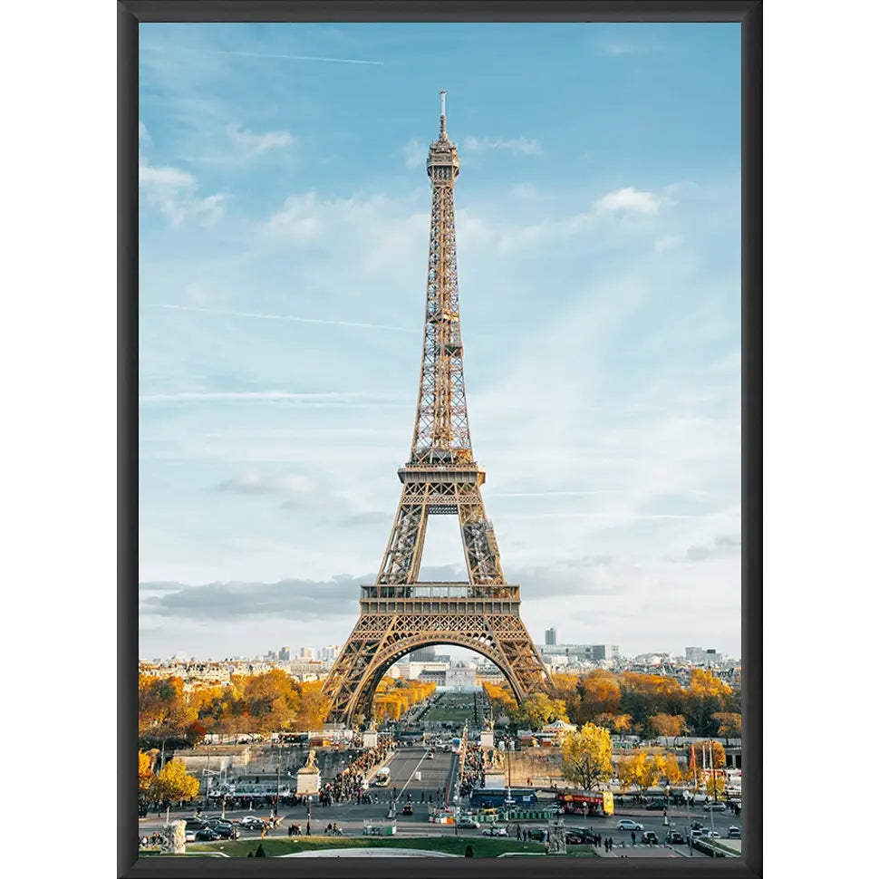 Aluminiumsramme 70x100 cm med sort kant, innrammet fotokunst av Eiffeltårnet omgitt av høsttrær og blå himmel.