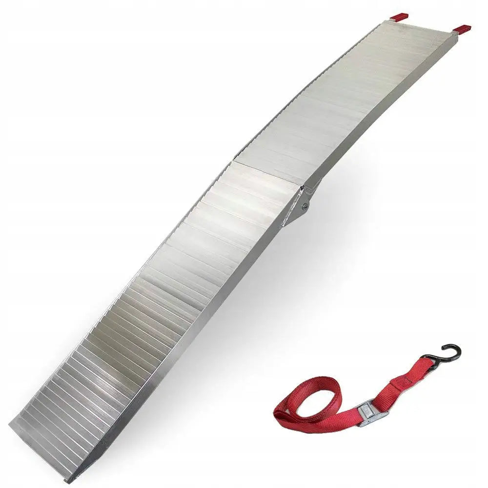 Aluminiumsrampe, foldbar modell med riflete overflate, sett skrått med rød sikkerhetsstropp og krok ved siden av.