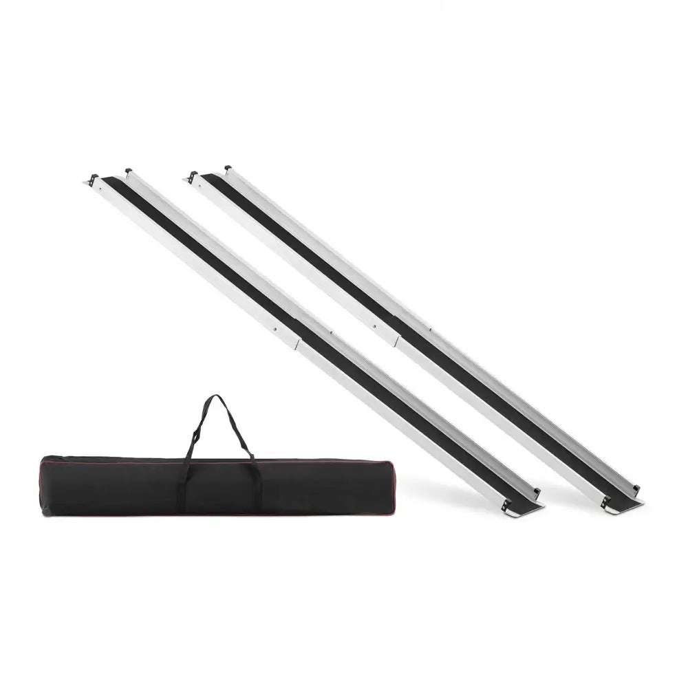 Aluminiumsrampe for rullestol og gressklipper, sammenlagt med svart bæreveske sett fra skrå vinkel.