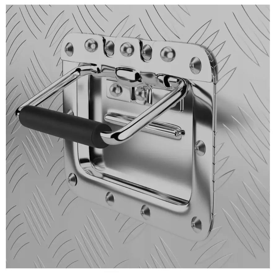 Kraftig metallhåndtak med sort grep på aluminiumsverktøykasse, nærbilde fra skrå vinkel.