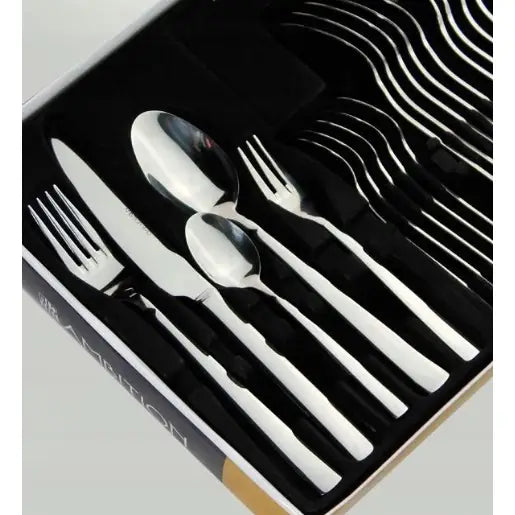 Ambition Prato bestikksett, 30 deler i rustfritt stål, elegant oppstilt i sort gaveeske sett ovenfra.