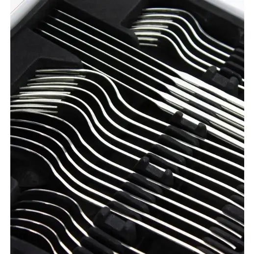 Ambition Prato bestikksett, nærbilde av skinnende rustfrie gafler pent plassert i svart bestikkinnsats.