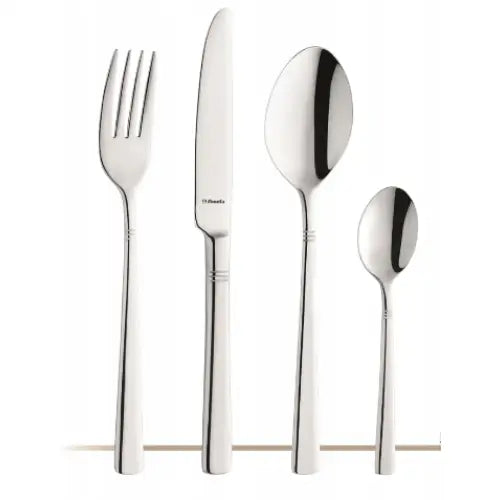 Amefa bestikksett i blankt rustfritt stål, fire deler med glatte linjer presentert mot hvit bakgrunn.