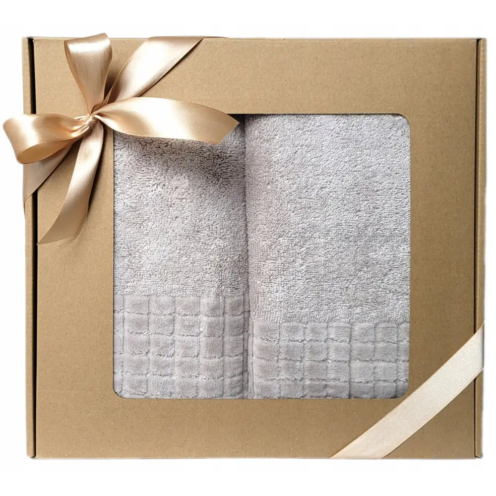 Antibakterielle håndklær Zwoltex Paulo3 i taupe, to myke håndklær pent brettet i gaveeske med silkebånd.