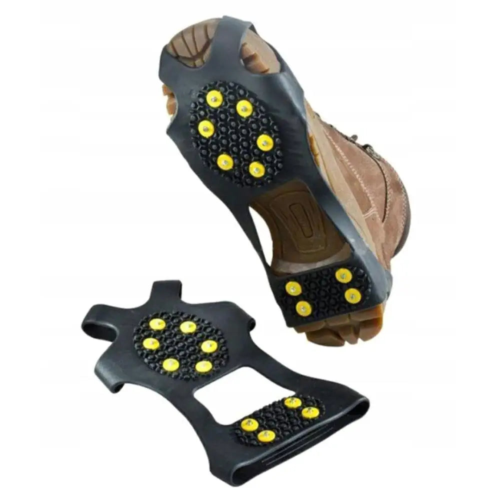 Antiskli overlegg med gule metallpigger, vist montert under brun støvel og separat forfra mot sålen.