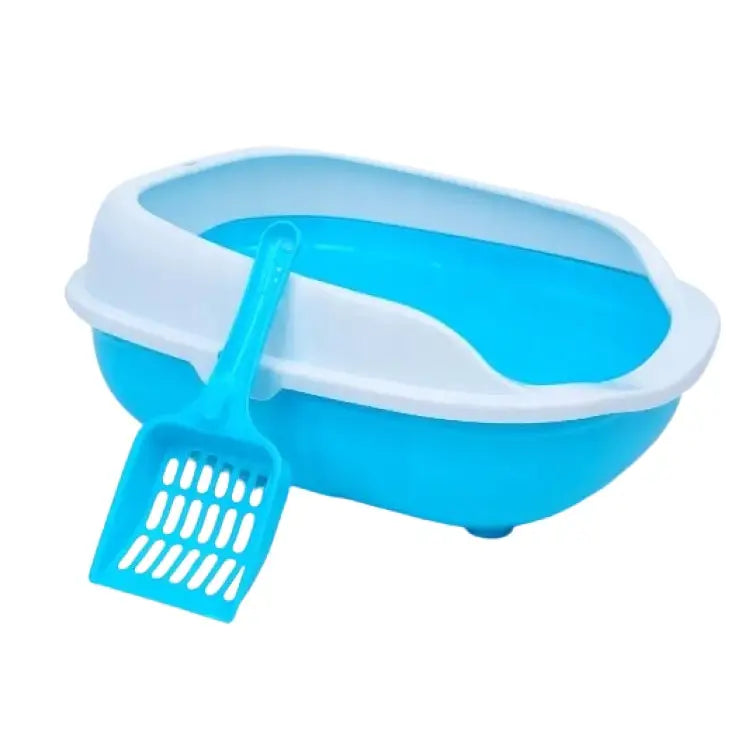 Åpen kattetoalett i lyseblå plast med hvit sandkant og blå skuffe liggende på kanten, sett skrått forfra.