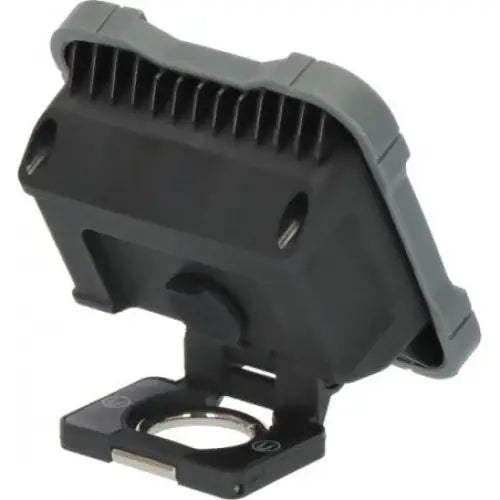 Arbeidslys LED, skrå bakside med markerte kjøleribber og solid monteringsfeste nederst i plastdeksel.