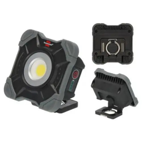 Arbeidslampe LED, kompakt modell med robust svart ramme, synlig knapp på siden og sentrert lysfelt fra skrå vinkel.