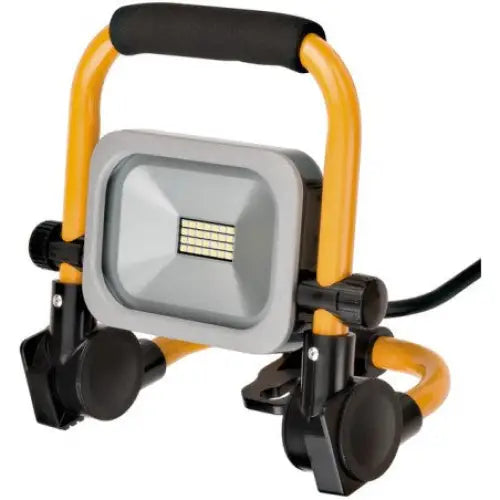 Arbeidslys SLIM LED 950lm, skrå forside med synlig LED-panel, gult metall og solid sort håndtak.