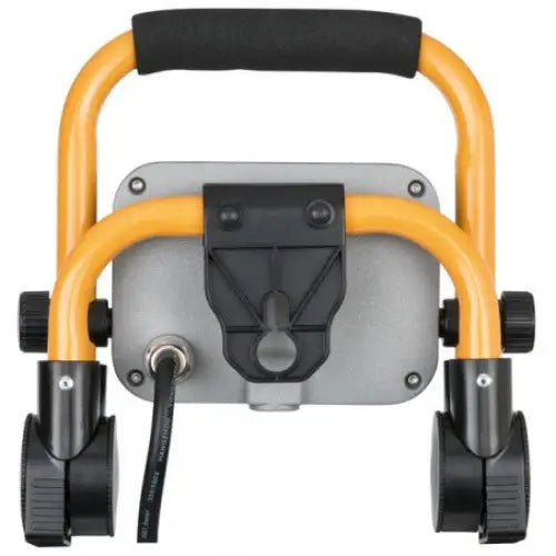 Arbeidslampe SLIM LED 950lm, bakfra med gul ramme, sort håndtak, fester og synlig tilkoblet strømkabel.