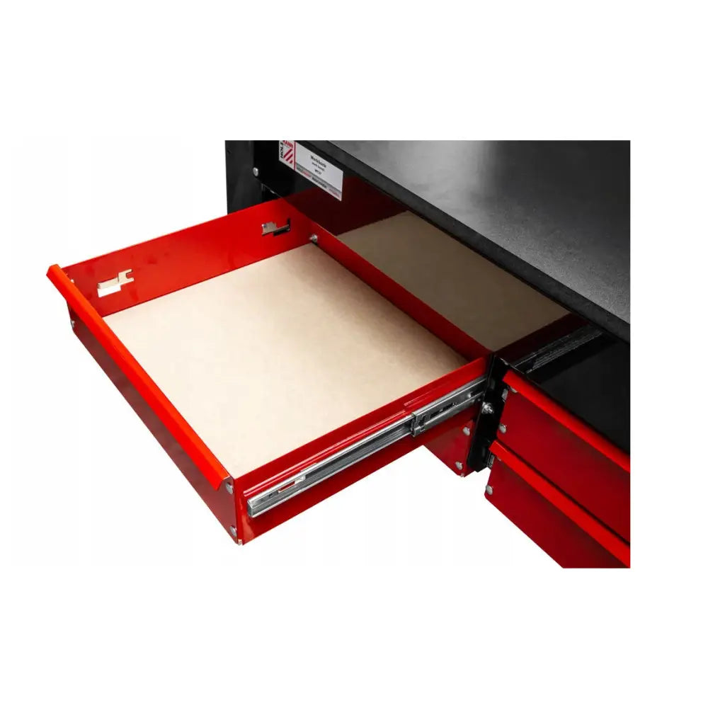 Arbeidsbenk for garasje og verksted, detalj av rød uttrekksskuff med lysebrun bunn og solide metallskinner.