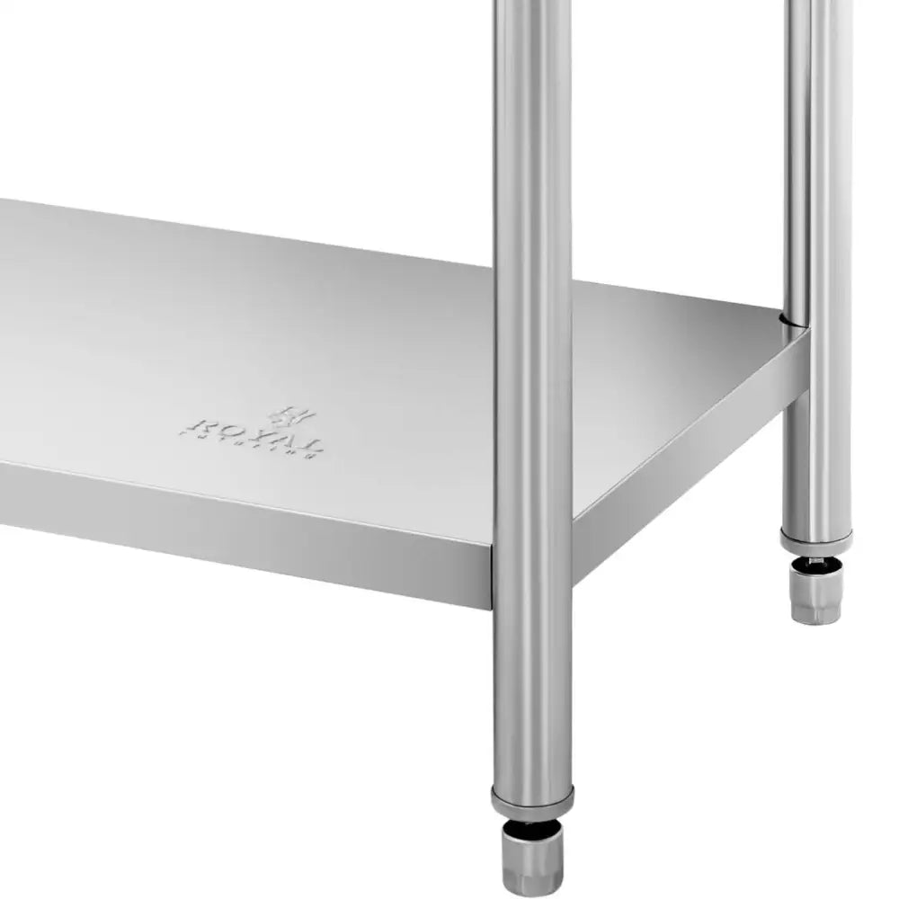 Arbeidsbenk for restauranter, nærbilde av nedre hylle i rustfritt stål med logo, runde ben og justerbare føtter.