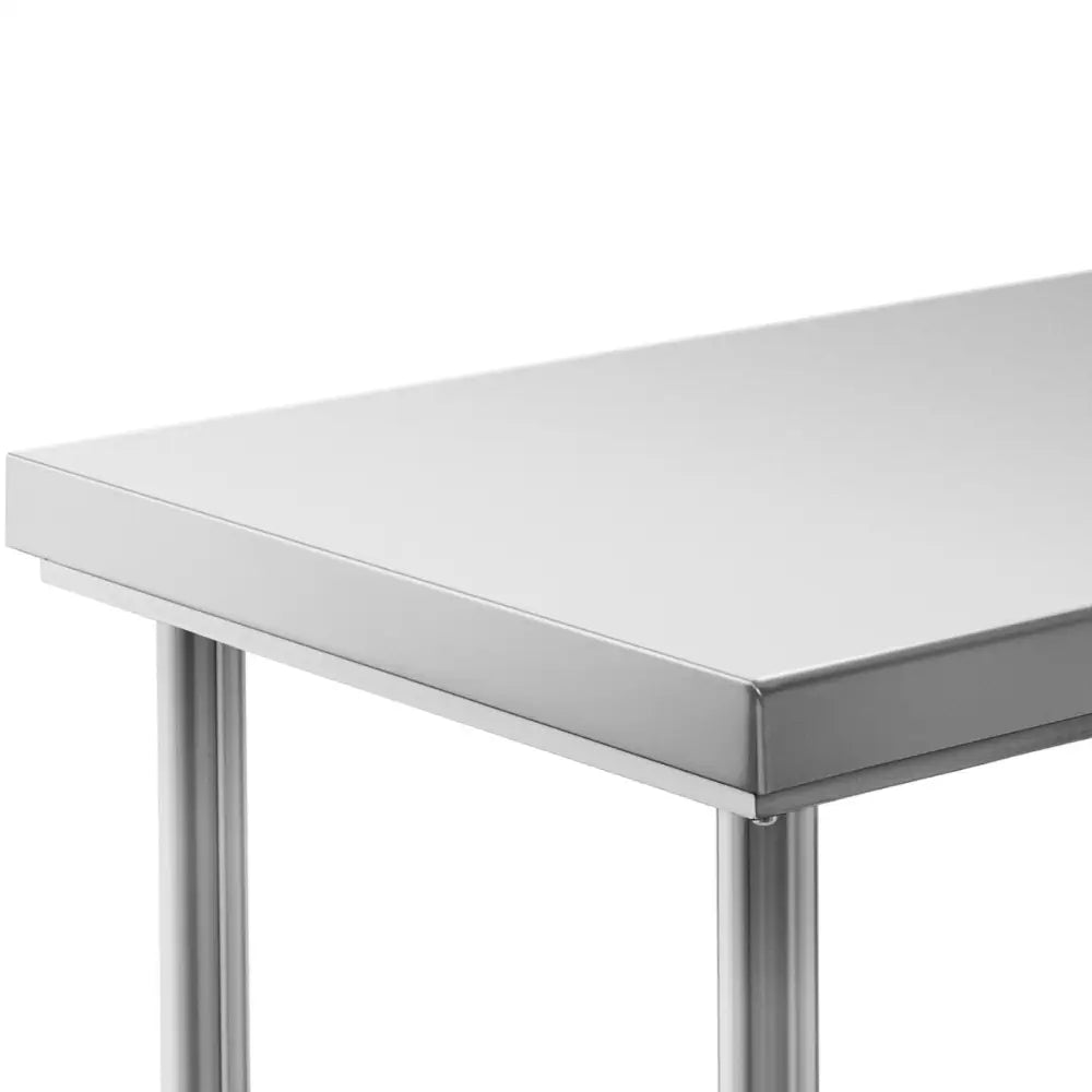 Arbeidsbenk i stål med sentral hylle, nærbilde av hylleplass og benkeflate, 100 x 60 cm.