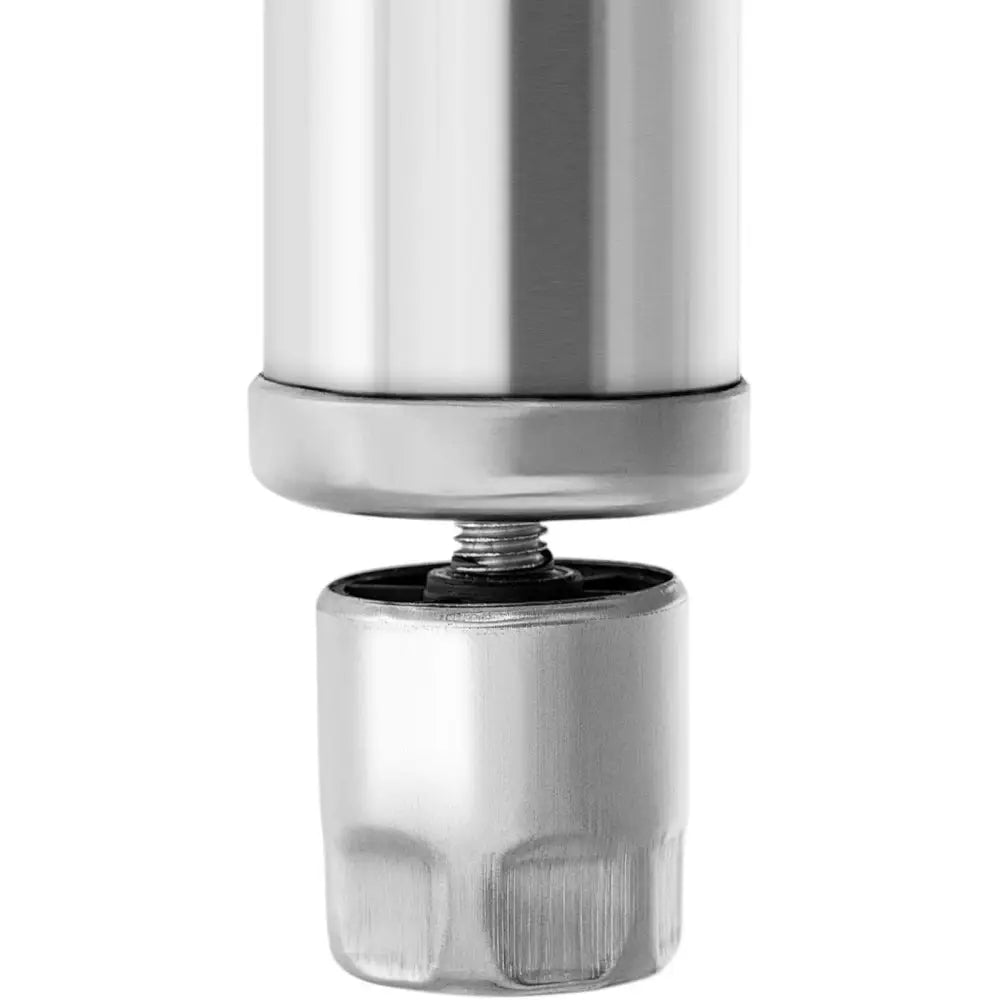 Arbeidsbenk for restauranter, detaljert nærbilde av justerbar stålben med skrue for presis høydejustering.