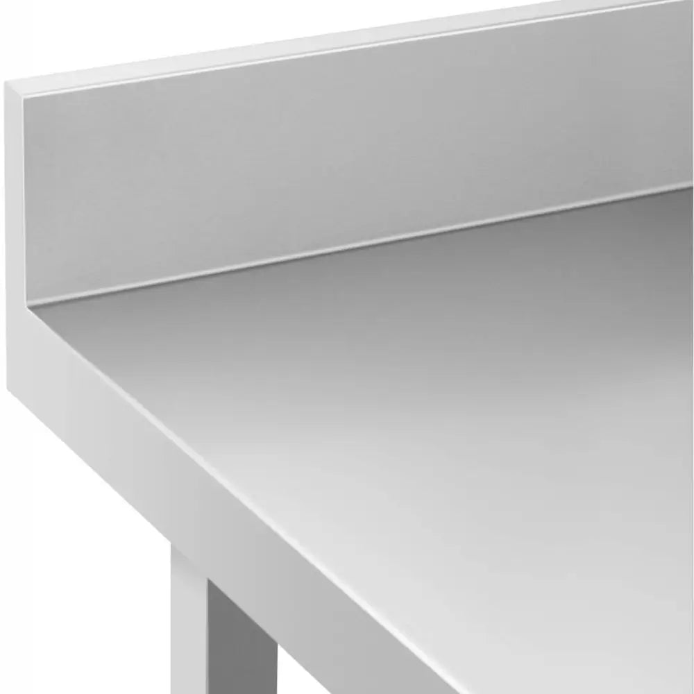 Arbeidsbenk hjørnebord i rustfritt stål, nærbilde av rett kant og tydelig bakplate fra skrå vinkel.