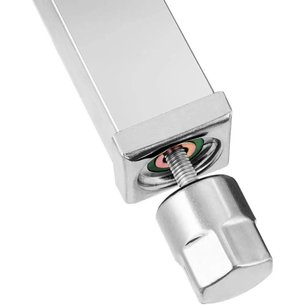 Arbeidsbenk hjørnebord, nærbilde av justeringsmekanisme med synlig skrue, mutter og sølvfarget overflate.