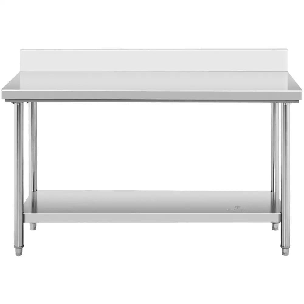 Arbeidsbenk i rustfritt stål med høy bakant, glatt overflate og stor underhylle sett forfra.