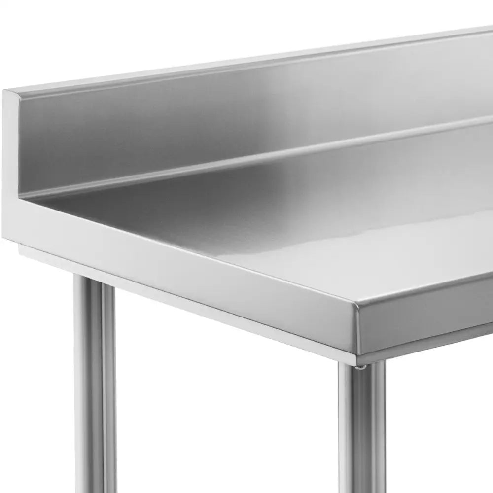 Arbeidsbenk i rustfritt stål, nærbilde av hjørne med opphøyd bakre kant og glatt overflate.
