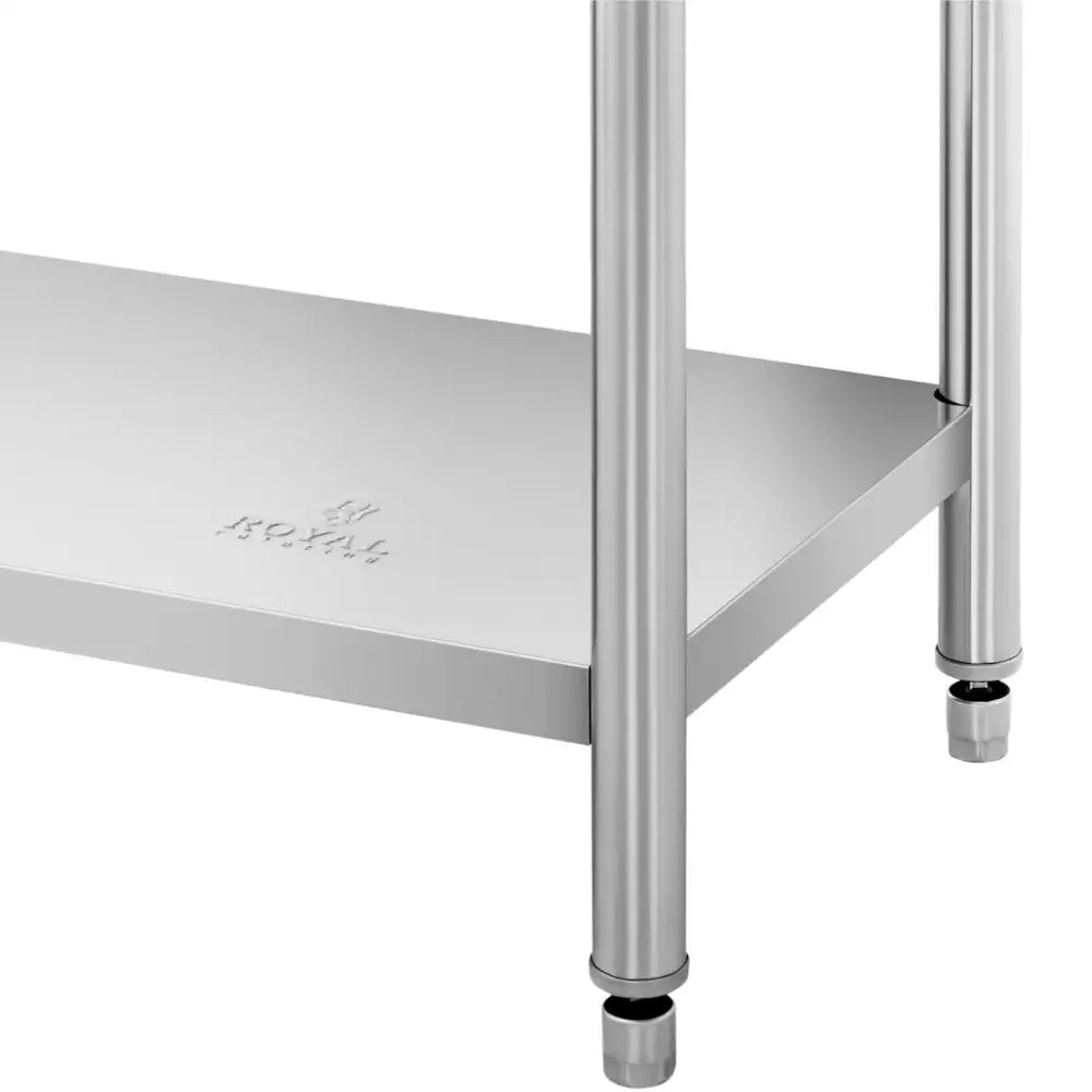 Arbeidsbenk i gastronomisk stil, nærbilde av metallhylle med preget logo, stålsøyler og justerbare føtter.