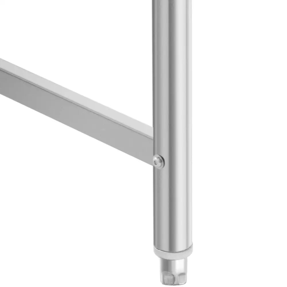 Arbeidsbenk i rustfritt stål, nærbilde av rundt metallben med justerbar plastfot og tverrstang med skrue.