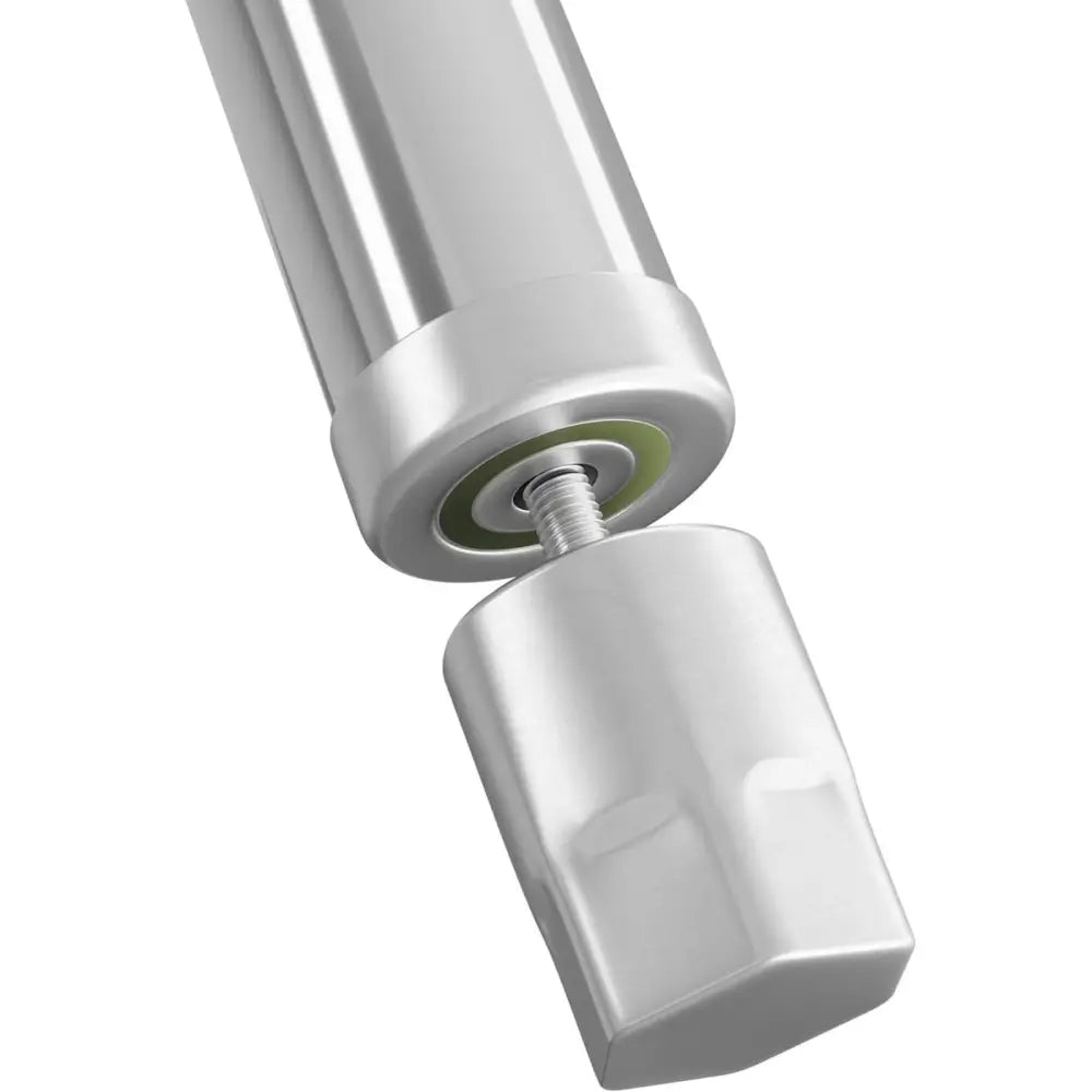 Arbeidsbenk i rustfritt stål, nærbilde av sølvfarget metallrør med eksponerte gjenger og avtakbar ende.