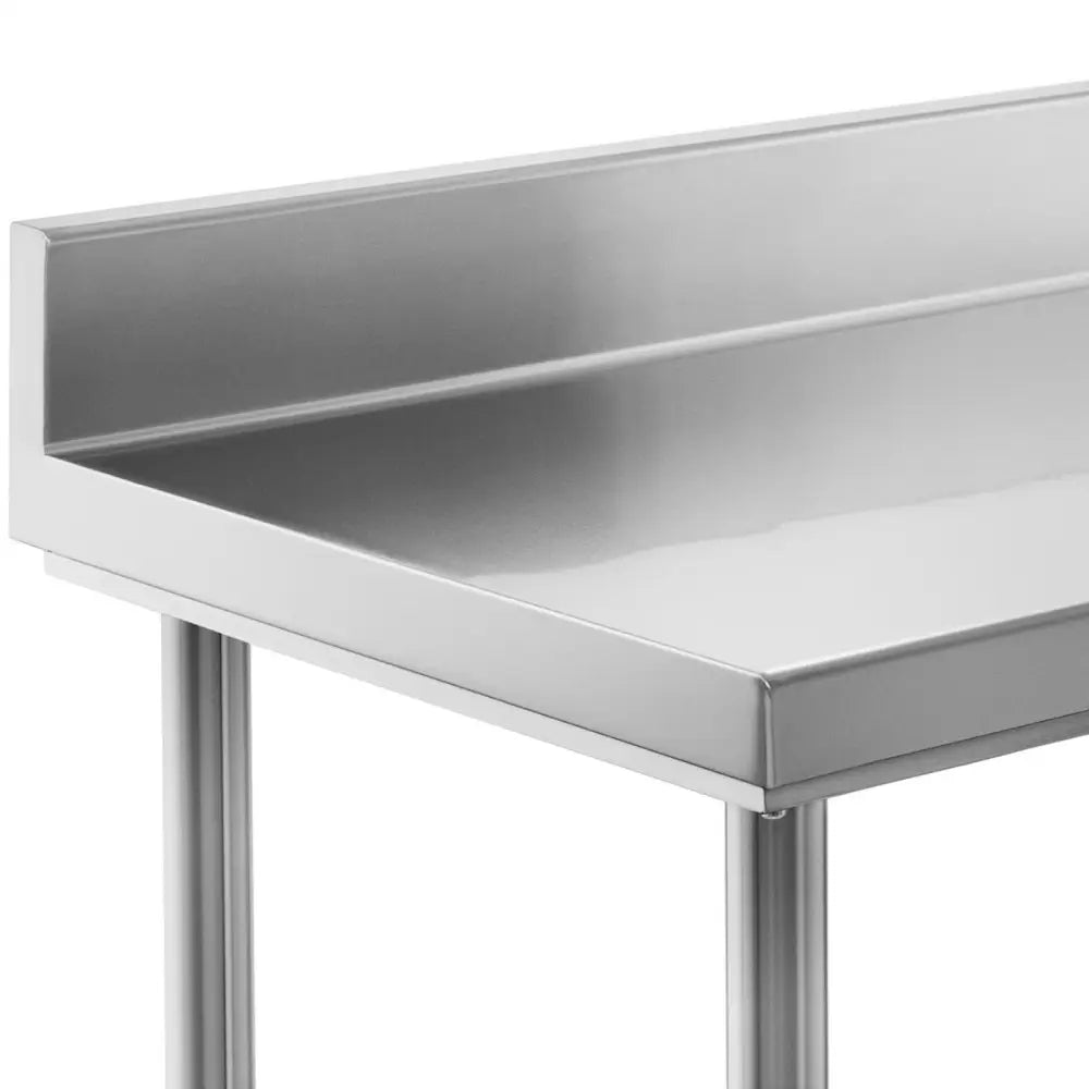 Arbeidsbenk i rustfritt stål, nærbilde av hjørne med opphøyd kant og veggmonteringsdetaljer.