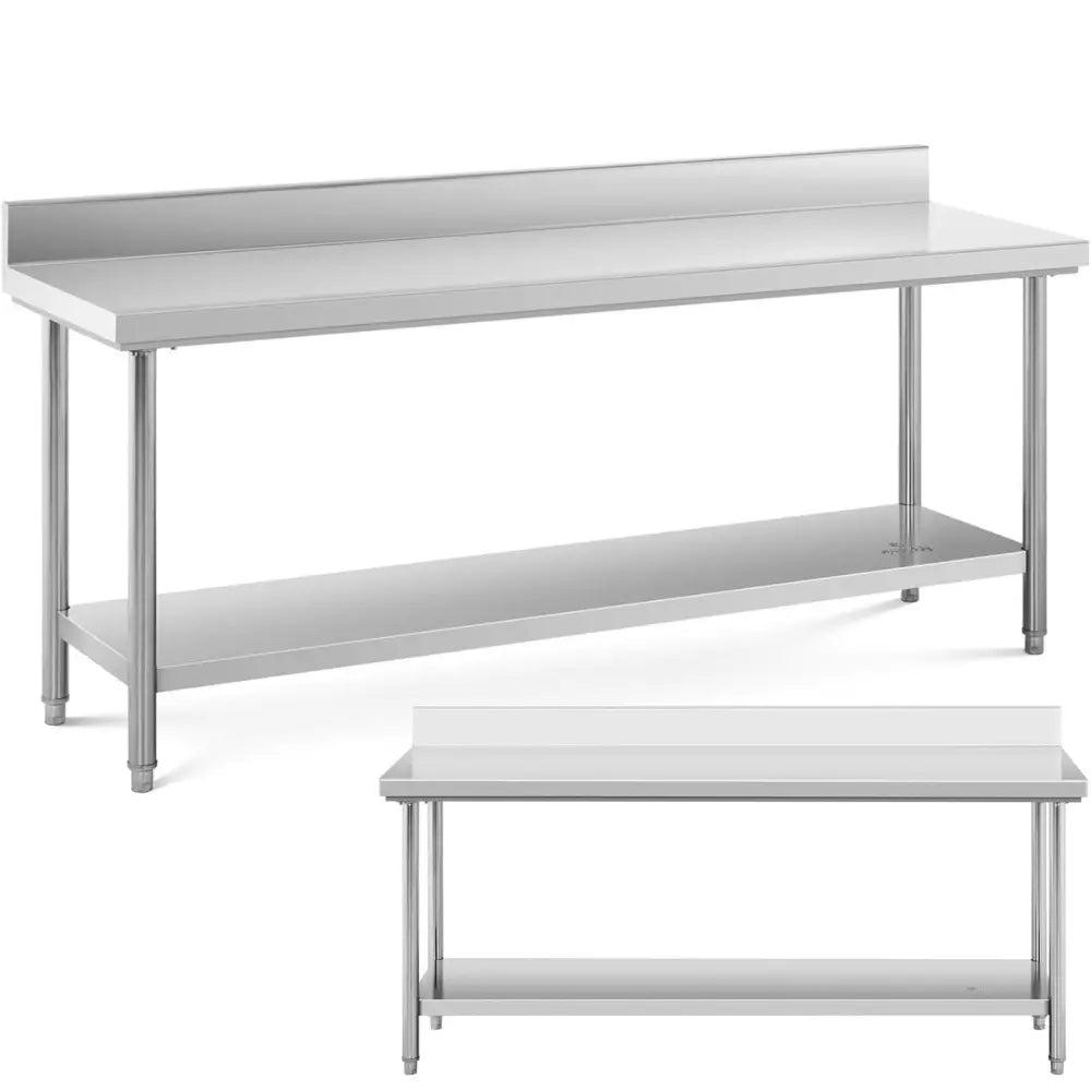Arbeidsbenk i rustfritt stål, skrå vinkel som fremhever backsplash og praktisk underhylle.