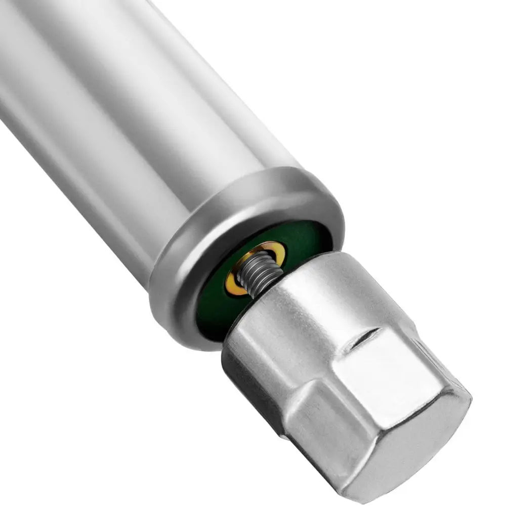 Metallisk sylinder med skrue og sekskantfeste, nærbilde av sølvfarget gjengeparti til arbeidsbenk.